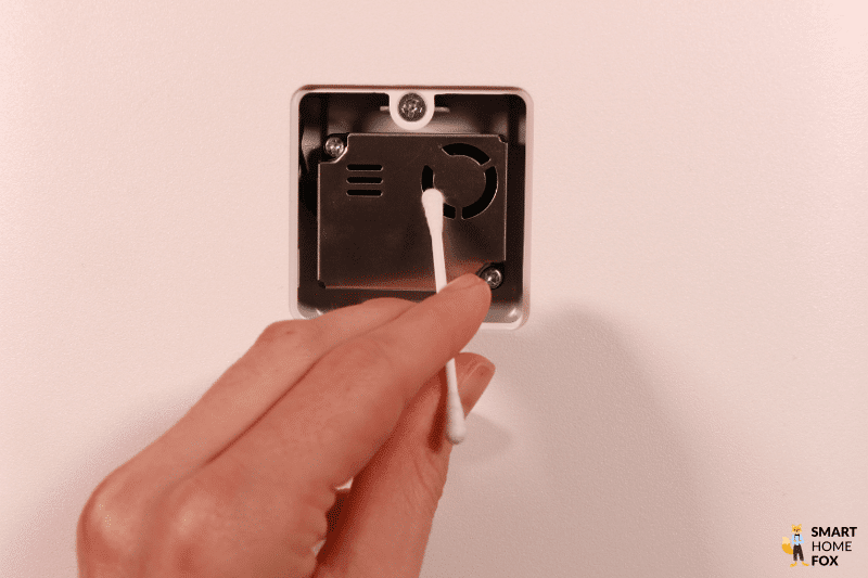 Die Lufteinlässe des Luftsensors vom Xiaomi Mi Air Purifier Pro H Luftreinigers werden mit einem Wattestäbchen gereinigt